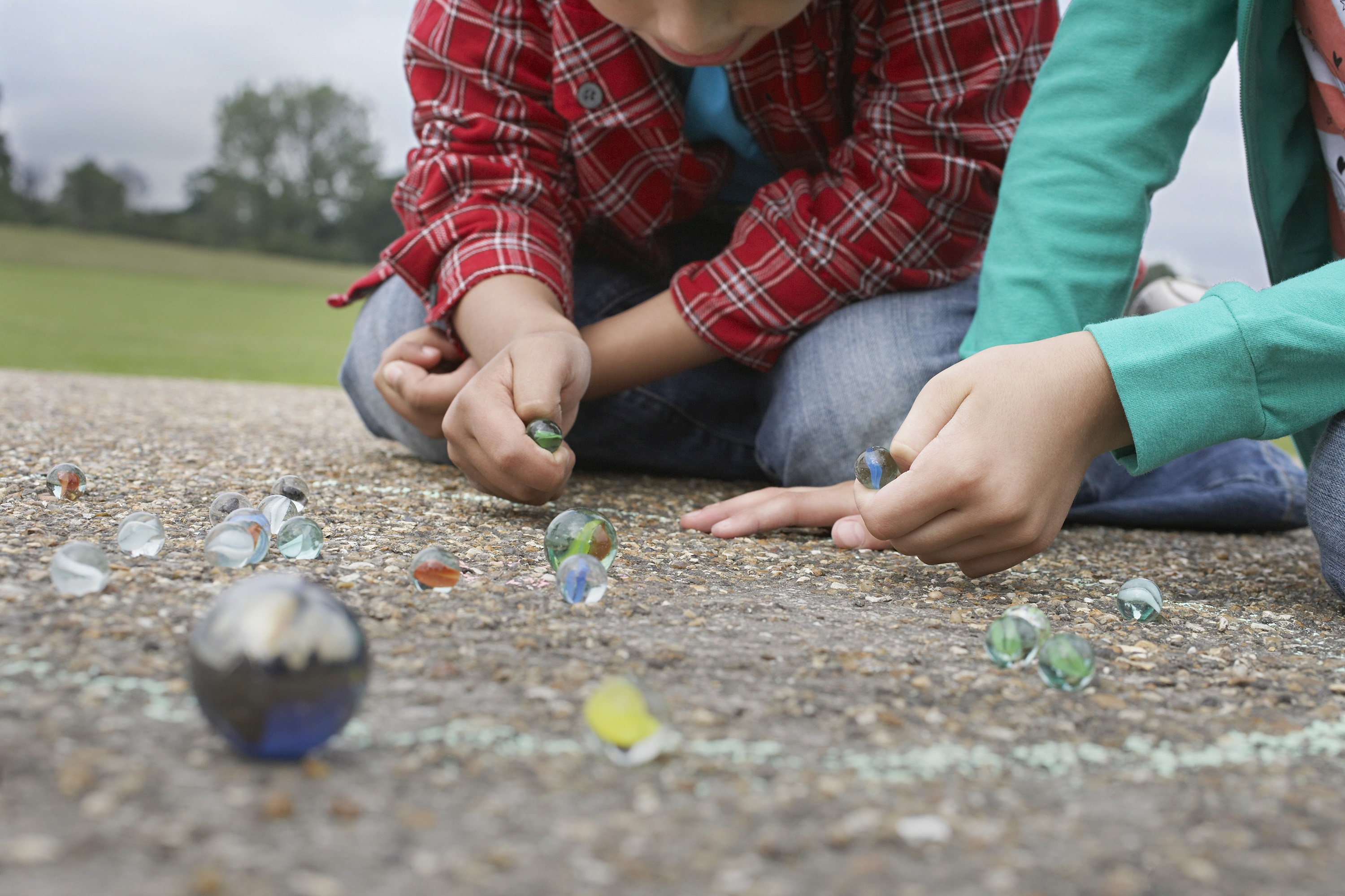 5 игр детства. Marbles игра. Дети играют с камешками. Игра в камешки. Камешки Марблс в руках детей.