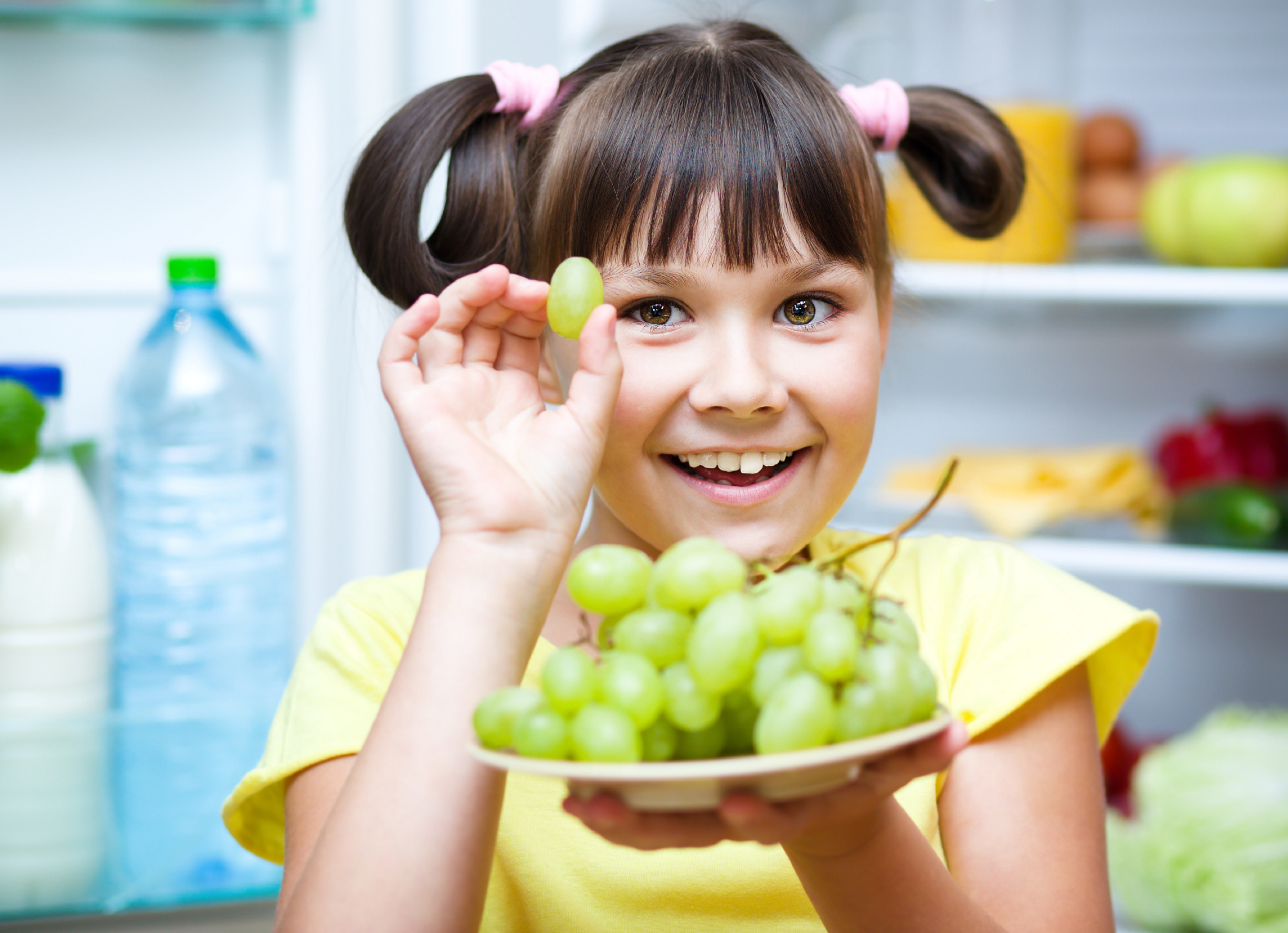 девочка сладкоежка. с какого возраста можно детям сладкое. с какого возраста можно детям сладкое. сладкое для организма полезное и вредное. вред сладкого для детей.