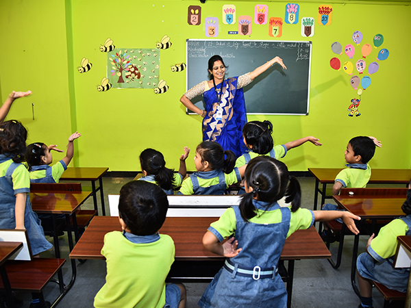 teacher is teaching to kids in school 